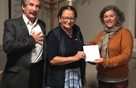 Remise d'un chèque pour l'école au Burkina faso